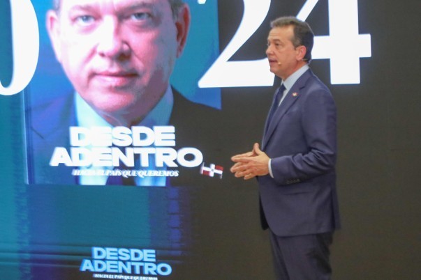 MINISTRO EN ESCENARIO DE SU LIBRO