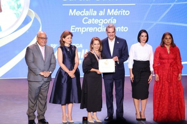 PRESIDENTE ENTREGA MEDALLA