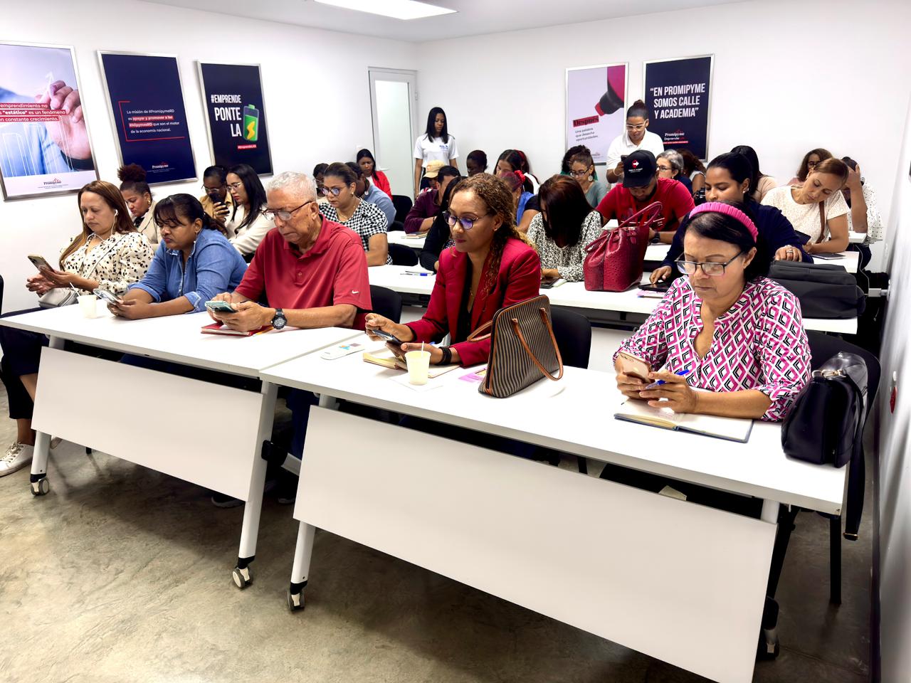 en capacitacion a emprendedores en Luperon