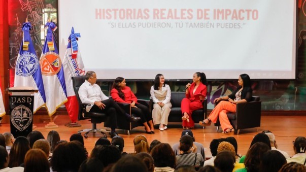 Durante Panel En La UASD