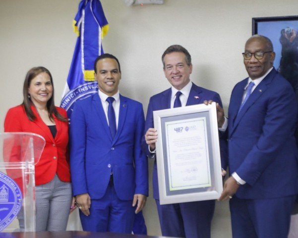 Entrega De Reconocmiento A Ito En UASD