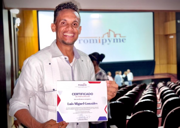 Joven Muestra Certificado De Graduacion