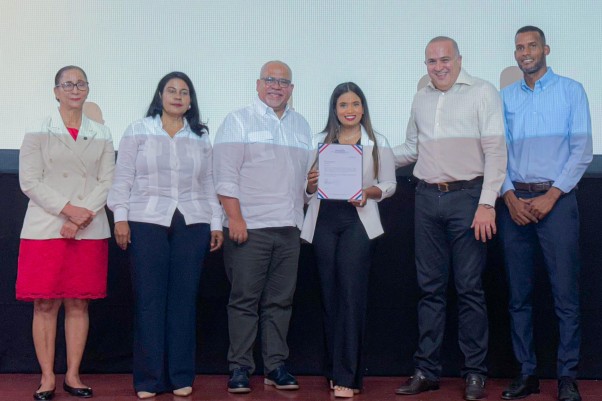 Joven Recibe Certificado De Prestamos En Nagua