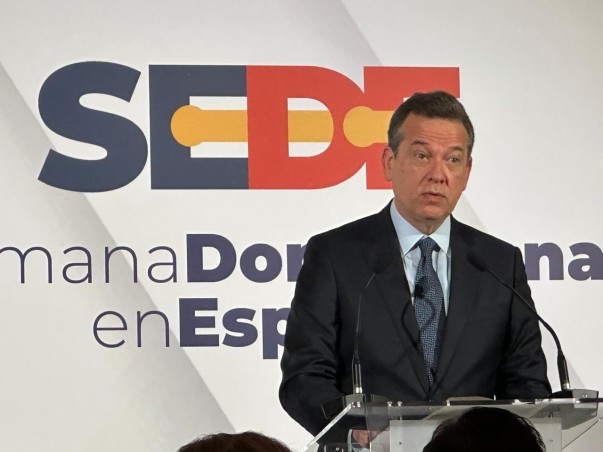 Ministro Ofrece Discurso En Espaana