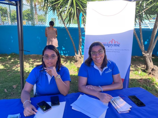 Oficiales De Creditos En La Feria